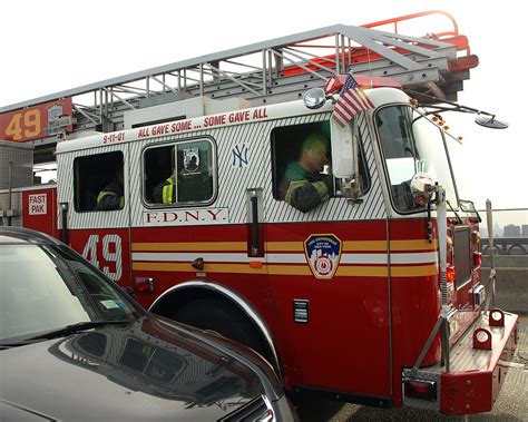 E068l Fdny Yankee Bombers Ladder 49 Stuck In Traffic Wa Flickr