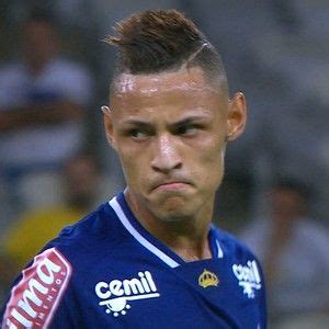 Cruzeiro confirma empréstimo de Neilton ao Botafogo até o final do ano