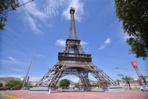 La Torre Eiffel Como ícono De La Tecnología Moderna Y El Turismo Global