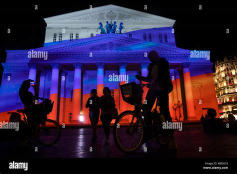 Una Fachada Del Teatro Bolshoi De Rusia En Los Colores De La Bandera