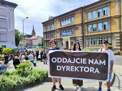 Murem Za Rybą Młodzież manifestowała w obronie dyrektora III LO