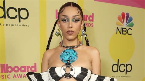 Doja Cat Stuns In Sexy Striped Matching Set At 2021 Billboard Music Awards Entertainment Tonight