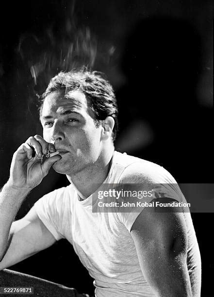 Marlon Brando Smoking Photos Et Images De Collection Getty Images