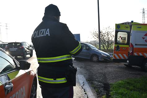 Violento Schianto Contro Il Guard Rail Foto Massimo Argnani