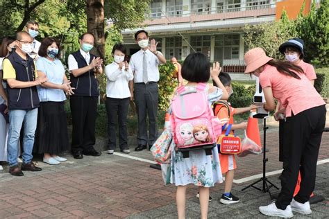 中市開學日分流到校 盧秀燕至東寶國小關心防疫措施 民眾網