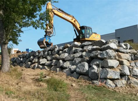 T P LACASSAGNE Notre matériel terrassement pelles camions