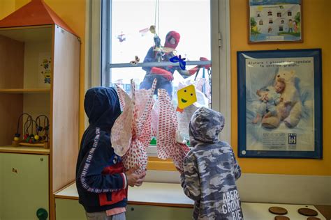 Milano Spiderman Consegnano Uova Di Pasqua A Piccoli Pazienti