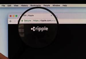 Lupe über dem Ripple-Logo - Creative Commons Bilder