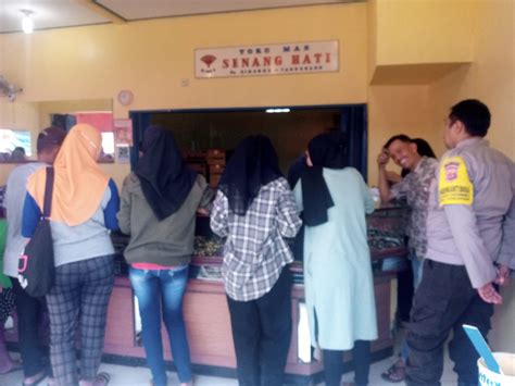 Jelang Lebaran Emak Emak Di Kabupaten Serang Ramai Datangi Toko Emas