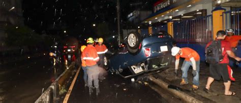 Conductor pierde el control de su automóvil y vuelca en la Alameda Juan