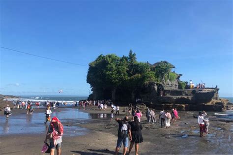 Lebih Dari Ribu Wisatawan Kunjungi Tanah Lot Bali Selama