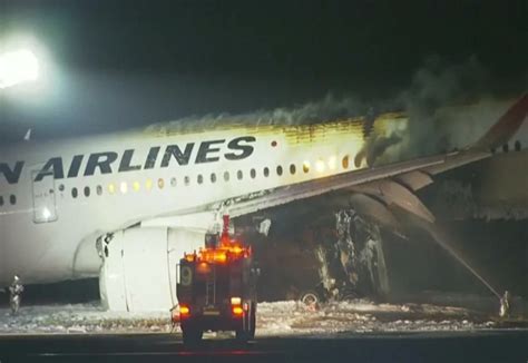 Un Avion Al Japan Airlines A Luat Foc Pe Pista Aeroportului Haneda Din