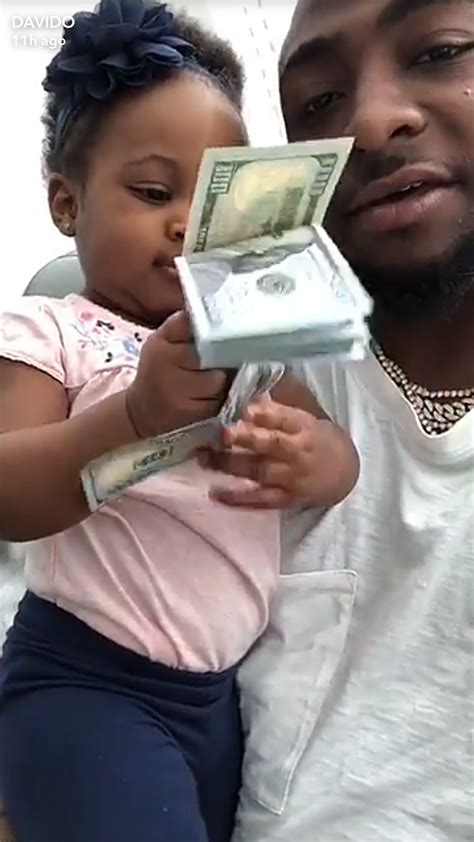 30 billion baby ! Davido lets his daughter Hailey play with dollar ...