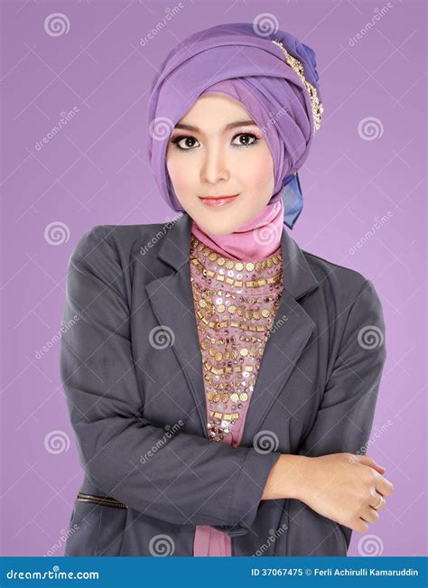 Retrato Del Hijab Que Lleva De La Mujer Hermosa Imagen De Archivo