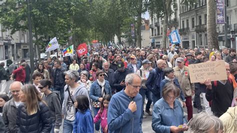 Tours plus de 2 500 personnes manifestent contre lextrême droite