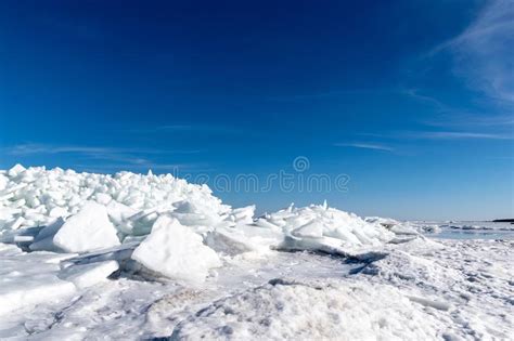 Lago Congelado Coberto a Pilha De Banquisas De Gelo E De Céu Azul