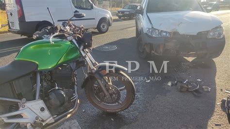 Colisão frontal entre carro e moto é registrada por câmeras de