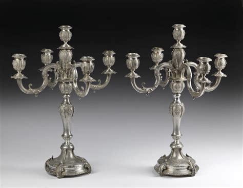 Coppia Di Candelabri In Argento Sbalzato E Cesellato Base Circolare