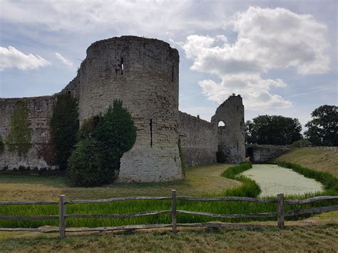 Pevensey castle. UK : r/castles
