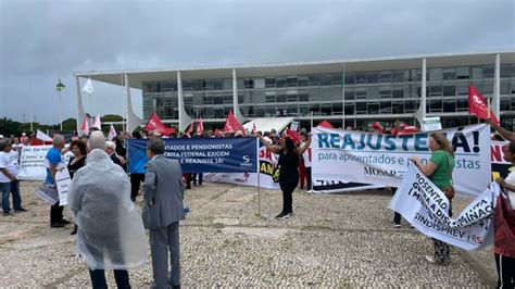 ATO PÚBLICO NO DIA NACIONAL DO APOSENTADO REÚNE SERVIDORES NA PRAÇA DOS