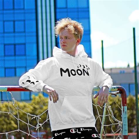 Moon | StudioMoonTV on Instagram: “👕 Na moonovmerch.sk Nájdeš oblečenie ...