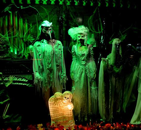 SPOOKSHOWS.COM BLOG: Halloweentown Store Window Displays