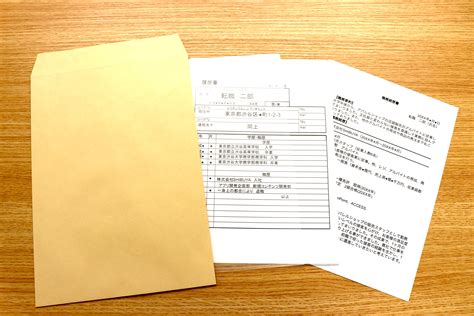 履歴書を手渡しする際のマナーとは？渡し方が合否に影響するのかも解説 すべらない転職