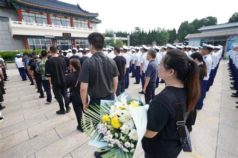 市民自发送别北京牺牲消防员冯振烈士救援仪式遗体