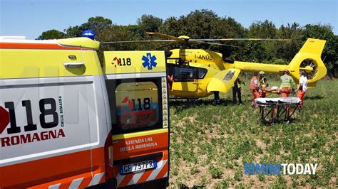 Motociclista Si Schianta Sulla Fiancata Del Veicolo