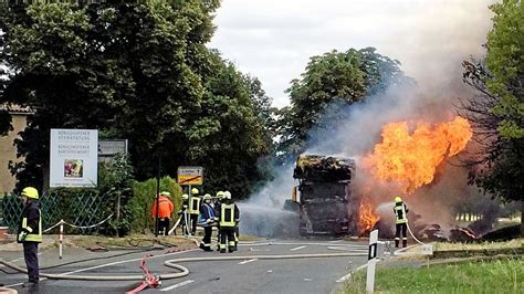 Mit Strohballen Beladener Lkw Geht In Flammen Auf Stra E In