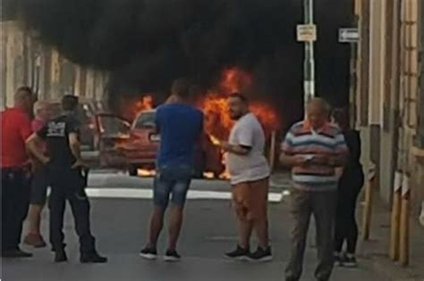 Auto Prende Fuoco Nel Centro Di Afragola Paura Tra I Residenti