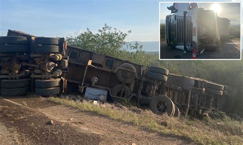 Carreta Tomba E Bloqueia Parcialmente A Ba Entre Livramento E Dom