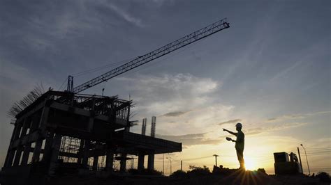 Silueta De Ingeniero Y Excavador Trabajando En Edificio Sitio