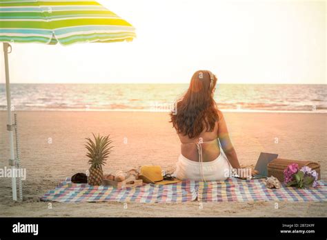 Frau In Bikini Sitzt Im Sommer Am Strand Tropischer Strandurlaub