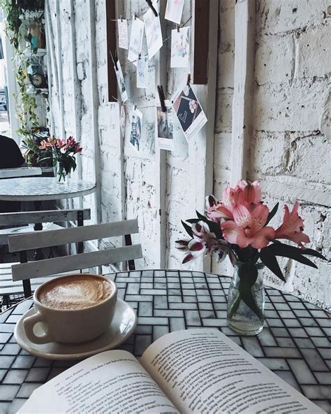 Kaffee In Einem Café Mit Einem Guten Buch Und Blumen In Einer Vase