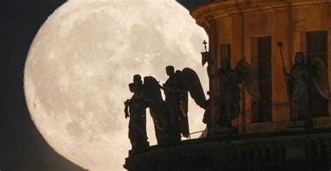 Photos Of The Strawberry Supermoon The Atlantic