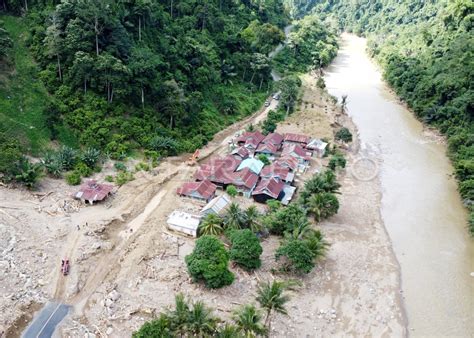 Dampak Banjir Bandang Dan Longsor Di Mamuju Antara Foto