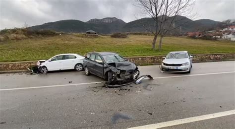 Fotolajm Copat E Makinave T Sh Rndara N Rrug Pamje Nga Aksidenti I