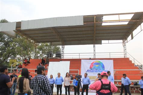 Entrega Alma Reyes láminas para rehabilitación de techado de la unidad