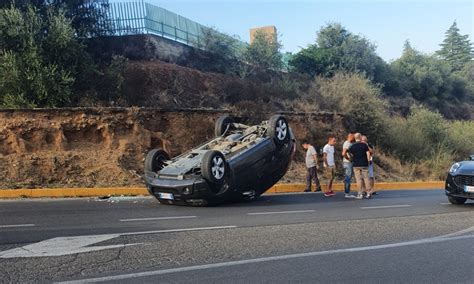 Parcheggia L Auto Ma Dimentica Il Freno A Mano Tragedia Sfiorata A Rossano