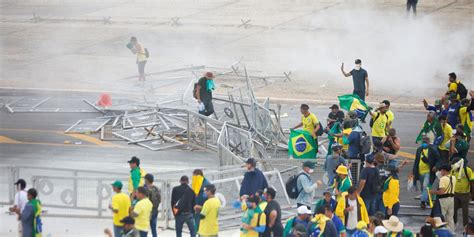 Vândalos Invadem Sedes Dos Três Poderes Radioagência