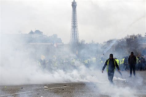 Gelbwesten Protest in Frankreich Tränengas auf den Champs Élysées