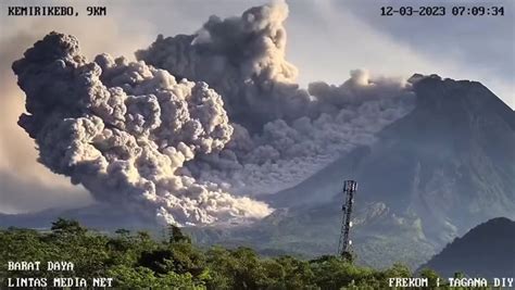 Indonesias Merapi Volcano Spews Hot Clouds After Sudden Eruption