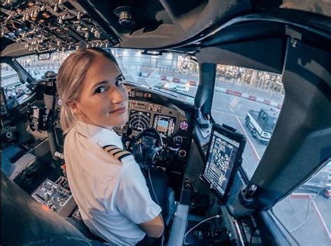 Pin By Otto F Poulsen On Flight Female Cabin And Cockpit Staff