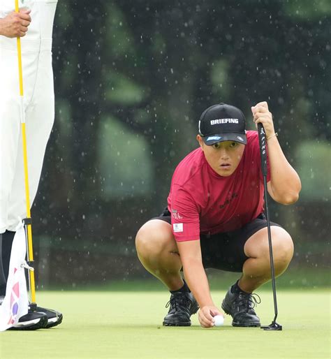 雨中ティーショット放つ高橋彩華 降雨中止で引き上げる藤田さいき／女子ゴルフ第2日写真特集3 ゴルフライブ速報写真ニュース 日刊スポーツ