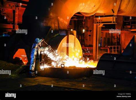 Steel Worker Blast Furnace Fotos Und Bildmaterial In Hoher Aufl Sung