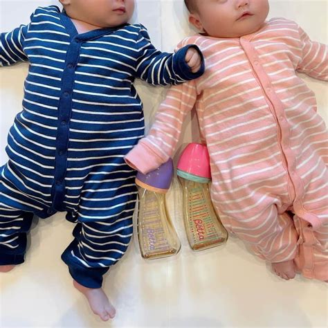 篠原菜月さんのインスタグラム写真 篠原菜月instagram「2ヶ月になりぷくぷくしてきた双子👶👶 最近個性が出てきて面白い♡ ⁡