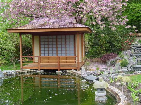 Japanese Teahouse And Koi Pond Brentwood Asiatisch Gartenhaus