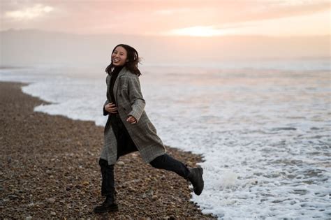 Mujer De Tiro Completo Corriendo En La Playa Foto Gratis