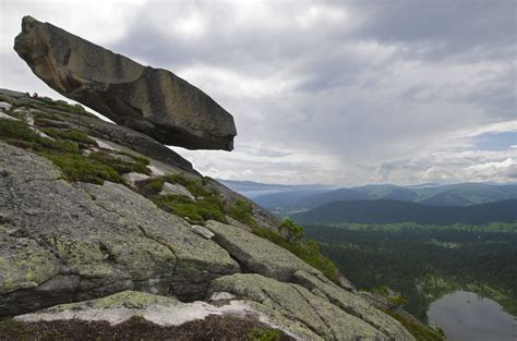 Висячий камень